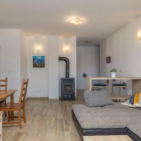 Amazing Apartment In Njivice With Kitchen Extérieur photo